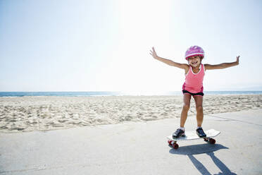 Mädchen fährt Skateboard am Strand - BLEF09731