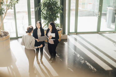 Hochformatige Ansicht von multiethnischen Geschäftsfrauen, die während einer Konferenz im Büro diskutieren - MASF12986