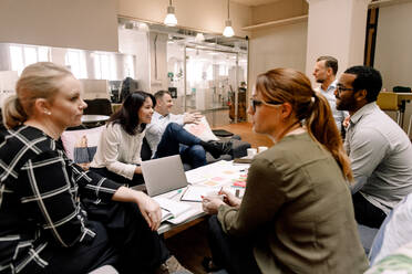Geschäftskollegen unterhalten sich während einer Verkaufssitzung im Büro - MASF13036