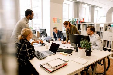 Vertriebsmitarbeiter beim Brainstorming über Geschäftspläne im Büro - MASF13046