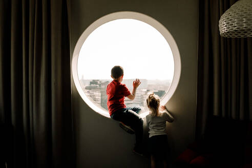 Geschwister am Fenster im Hotelzimmer - MASF13073