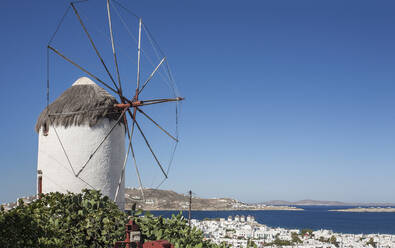 Traditionelle Windmühle und Stadtbild von Mykonos, Kykladen, Griechenland - BLEF09782