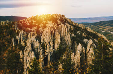 Luftaufnahme eines Berges in ländlicher Landschaft, Ural, Ural, Russland - BLEF09786