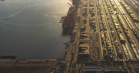 Luftaufnahme des Hafens und der Industriedocks - BLEF09813