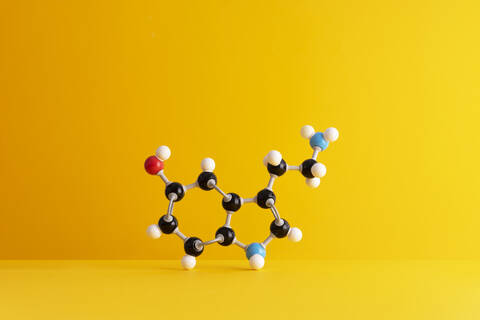 Molekularstruktur der Koffeinformel auf gelbem Hintergrund, lizenzfreies Stockfoto