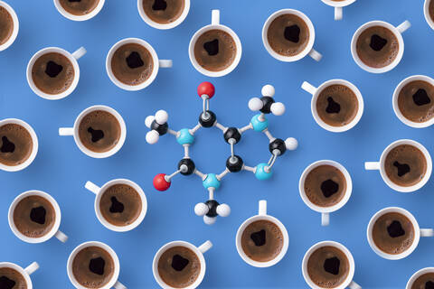 Direkte Ansicht der chemischen Formel von Koffein mit Kaffeetassen auf blauem Hintergrund, lizenzfreies Stockfoto