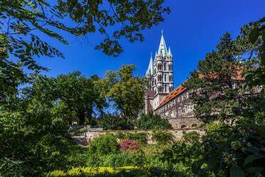 Niedriger Blickwinkel auf den Naumburger Dom und die Bäume gegen den klaren blauen Himmel an einem sonnigen Tag - PUF01678