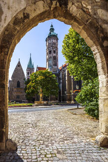 Naumburger Dom und Bäume gegen den Himmel vom Torbogen aus gesehen - PUF01679