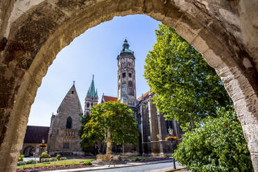 Niedriger Blickwinkel auf den Naumburger Dom und die Bäume gegen den Himmel vom Torbogen aus gesehen - PUF01680