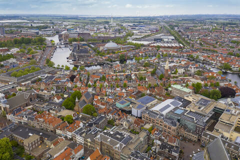 Luftaufnahme von Haarlem Stadtbild gegen Himmel, lizenzfreies Stockfoto