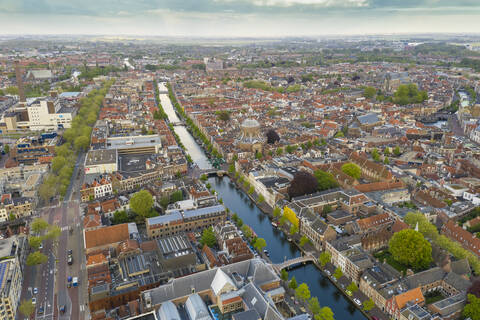 Luftaufnahme des Kanals inmitten der Stadt Leiden, lizenzfreies Stockfoto