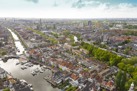 Luftaufnahme der Stadt Leiden mit Hafen, lizenzfreies Stockfoto