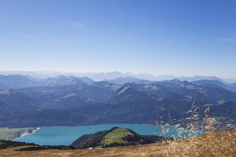 Blick auf den Wolfgangsee und die Berge vor blauem Himmel, lizenzfreies Stockfoto