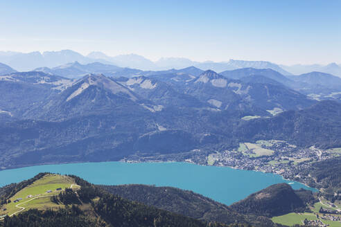 Blick auf den Wolfgangsee bei St. Gilgen und die europäischen Alpen vor blauem Himmel - GWF06162