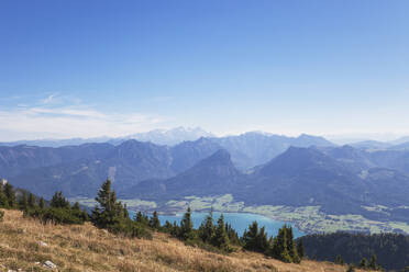 Idyllische Aufnahme der Berge und des Wolfgangsees vor blauem Himmel - GWF06167