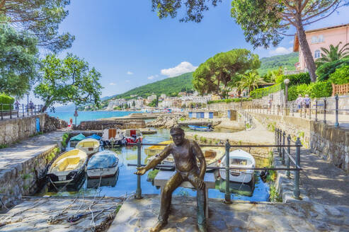 Bootsmann Statue gegen vertäute Boote auf Bucht in Opatija gegen Himmel - THAF02532