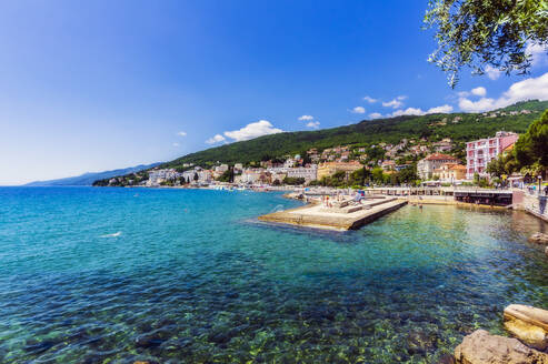 Die Stadt Opatija an der Adriaküste vor blauem Himmel - THAF02533