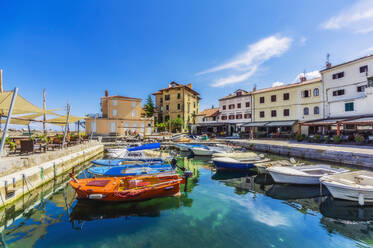 Aneinandergereihte Boote im Hafen von Opatija vor blauem Himmel - THAF02534