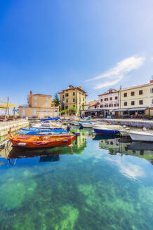 Im Meer vertäute Boote bei einem Wohnviertel in Opatija gegen den Himmel - THAF02535