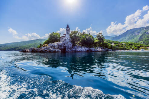 Gebautes Bauwerk an der Meeresküste von Opatija gegen den Himmel an einem sonnigen Tag - THAF02543