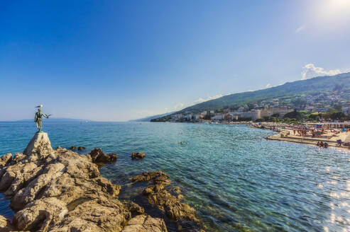 Die Stadt Opatija an der Küste der Adria gegen den blauen Himmel an einem sonnigen Tag - THAF02545