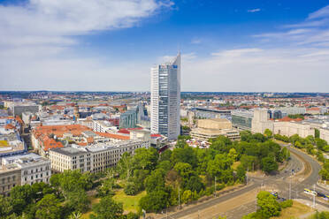 Blick von oben auf das City-Hochhaus im Leipziger Stadtbild gegen bewölkten Himmel - TAMF01825