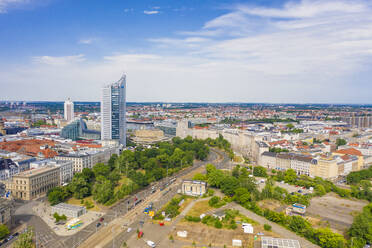 Hochformatige Ansicht des City-Hochhauses in Leipzig gegen den Himmel - TAMF01826