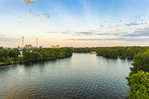 Kraftwerk Klingenberg an der Spree gegen den Himmel bei Sonnenuntergang - TAMF01829