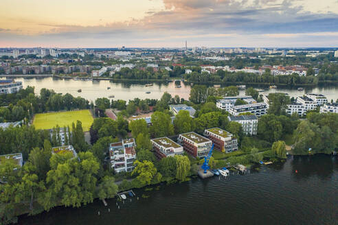 Blick vom Treptower Park auf Wohngebäude am Fluss aus einem hohen Winkel - TAMF01831