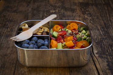 Hohe Winkel Ansicht der frischen Mahlzeit in Lunch-Box mit Gabel auf Holztisch - LVF08172