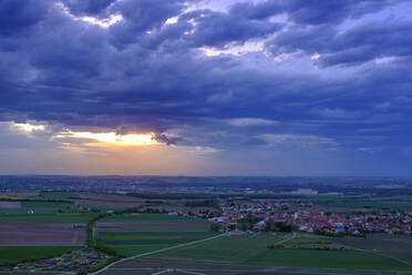 Gewitterwolken über Dorf und Weinberg in der Abenddämmerung - LBF02643
