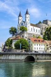 Kirche und Festung an der Aare in Aarburg gegen den Himmel - PUF01683