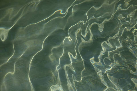 Vollbildaufnahme eines gekräuselten Sees, lizenzfreies Stockfoto