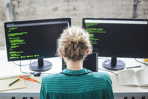 Hohe Winkel Ansicht der weiblichen IT-Experten arbeiten auf Computer-Programme am Schreibtisch in kreativen Büro, lizenzfreies Stockfoto