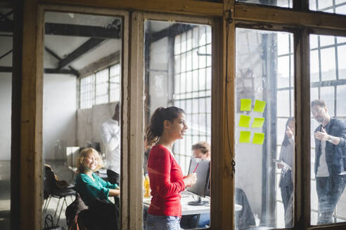 Computerfachleute beim Brainstorming im Sitzungssaal, während sie über Haftnotizen im Kreativbüro diskutieren - MASF13428