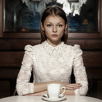 Kaukasisches Teenager-Mädchen trinkt Kaffee im Restaurant - BLEF09855