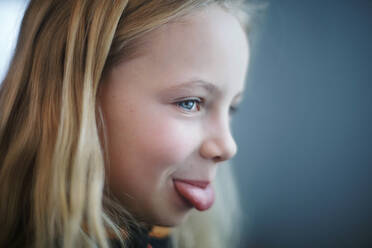Kaukasisches Mädchen streckt Zunge heraus - BLEF09872