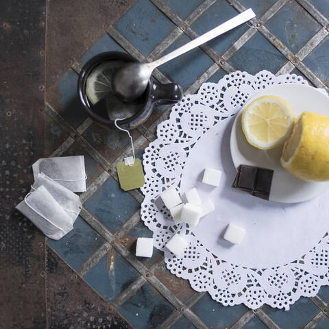 Tasse Tee mit Zitrone und Zucker auf Spitzendeckchen, lizenzfreies Stockfoto