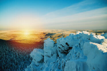 Verschneite Bergkuppe mit Blick auf eine abgelegene Landschaft - BLEF09937