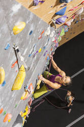 Frau sichert Kletterer an Felswand - BLEF09941