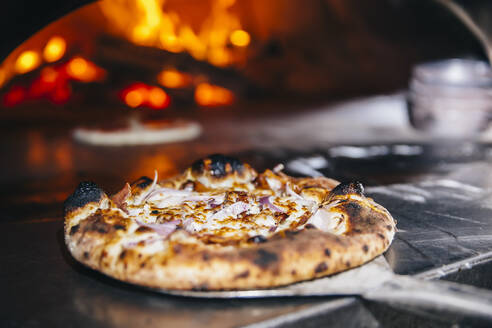 Pizzabacken im holzbefeuerten Ofen - BLEF09994