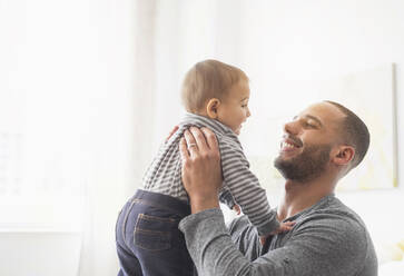 Lächelnder Vater hält seinen kleinen Sohn - BLEF10048