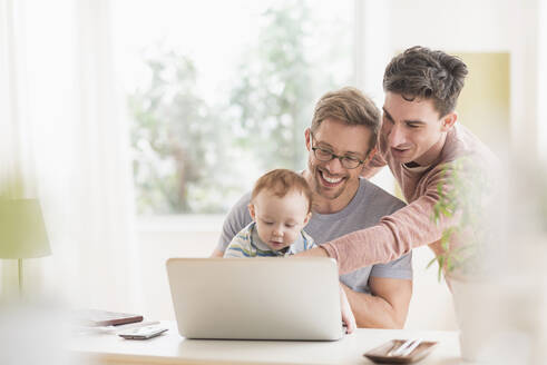 Kaukasische schwule Väter und Baby mit Laptop - BLEF10073