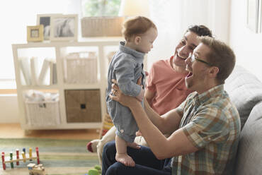 Kaukasische schwule Väter und Baby spielen im Wohnzimmer - BLEF10093