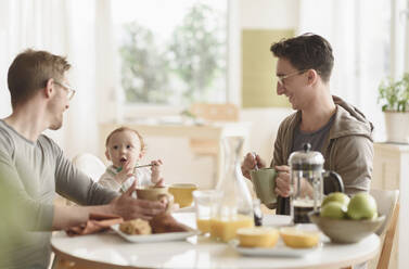 Kaukasische schwule Väter und Baby beim Frühstück - BLEF10094