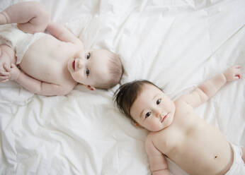 Babys auf einer Decke liegend - BLEF10120