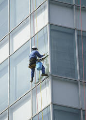 Fensterwaschanlage mit Seilzug reinigt Fenster in Hochhäusern - FSIF04015