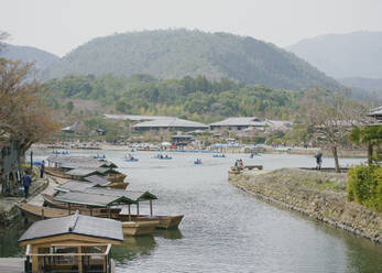 Boote auf dem Fluss, Arashiyama Park, Nakanoshima-Gebiet, Kyoto, Japan - FSIF04019