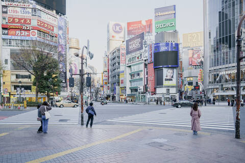 Fußgänger auf einer modernen Stadtstraße, Tokio, Japan, lizenzfreies Stockfoto