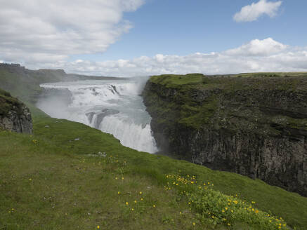 Wasserfall mit Panoramablick, Gullfoss, Island - FSIF04037